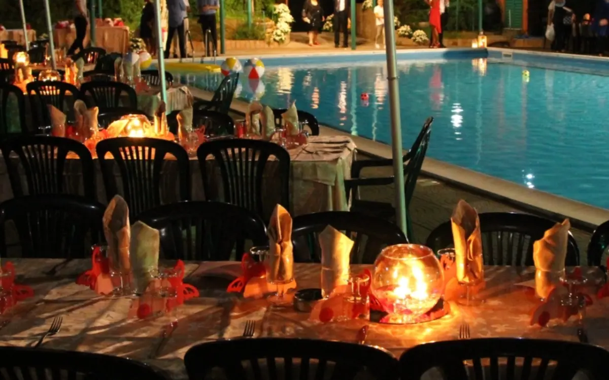 Il Party Multicolor a bordo piscina delle due more