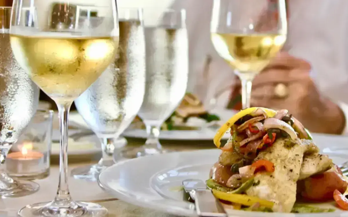A cena con la sommelier, vini e abbinamenti, vista mare